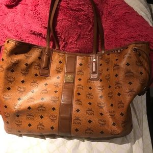 AUTHENTIC LARGE MCM TOTE WITH. CLUTCH