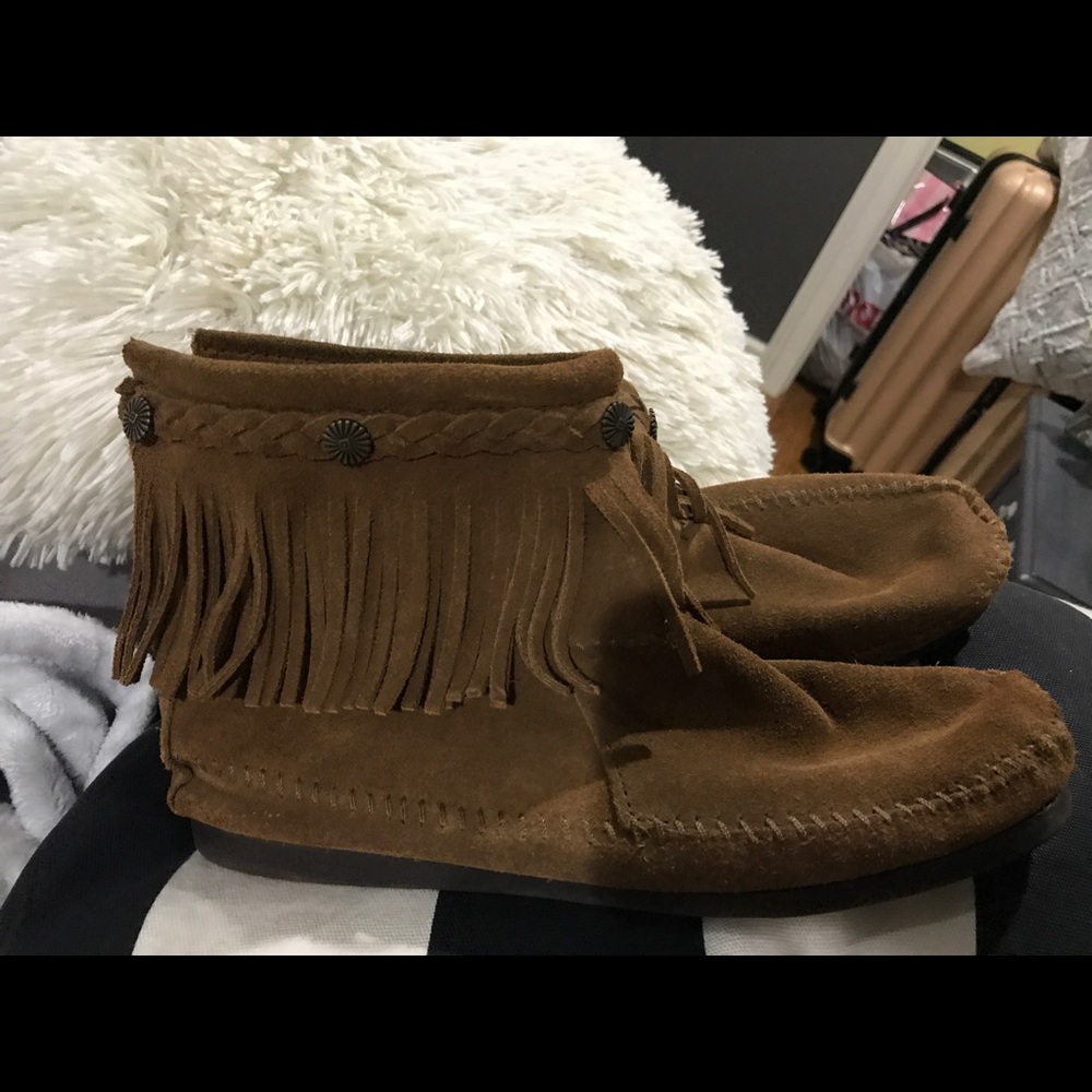 Minnetonka High Top Back Zip Boot