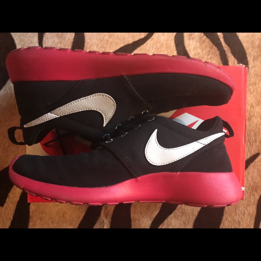 Black and red Roshe