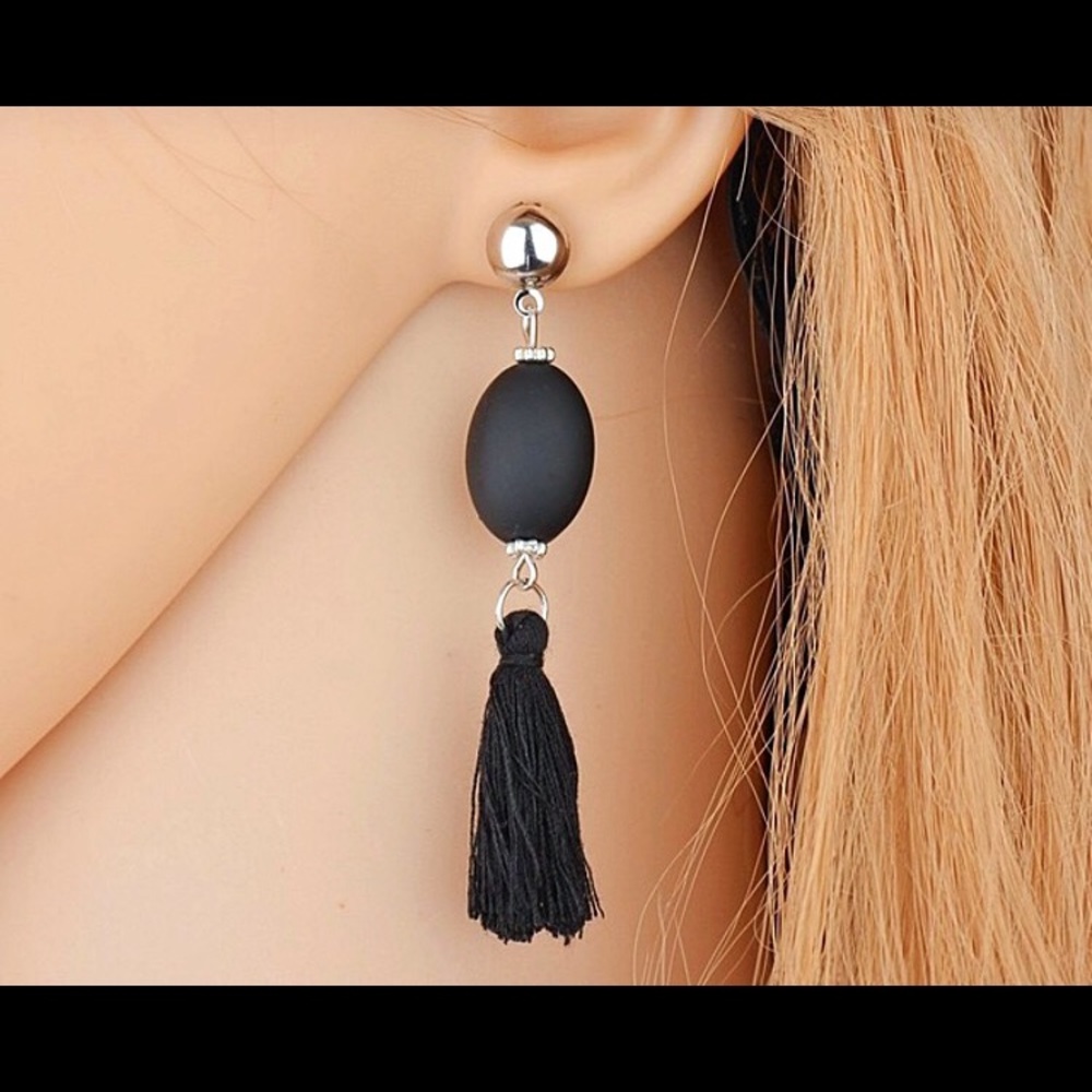 Tassel earrings with bead