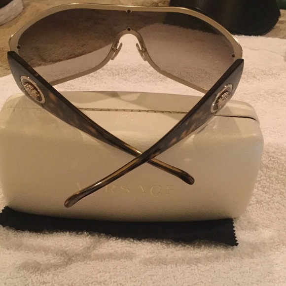 Versace Mod. 2122-b Black and Gold sunglasses main image 8