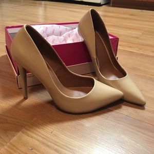 Nude pumps