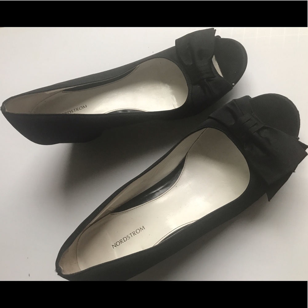 Satin kitten heel with bow