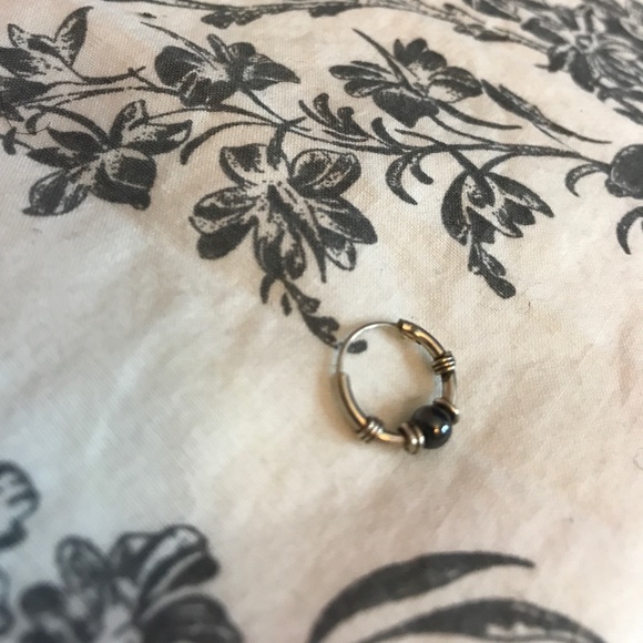 Cartilage earring piercing - Picture 2 of 3