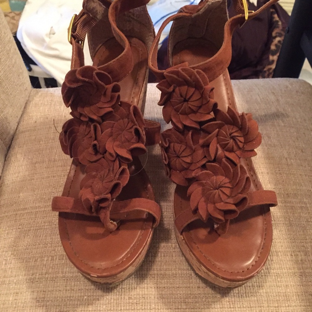 Adorable tan/brown wedges