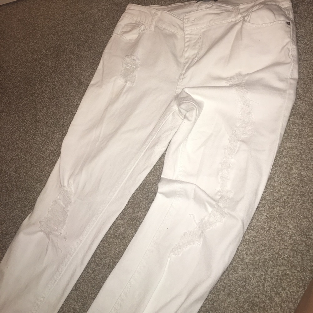 White distressed skinny leg jeans