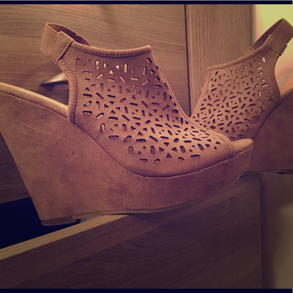 Chinese Laundry Cutout Wedges, Tan, 7.5