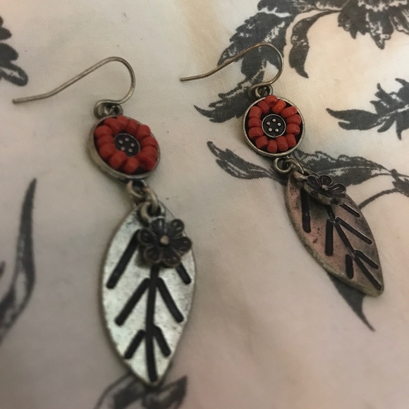 Orange beaded leaf flower dangle earrings - Picture 3 of 4