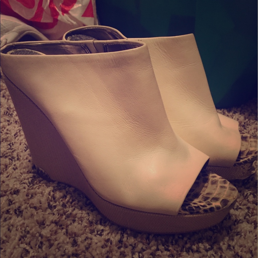 Sam e wedges
