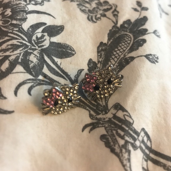 Hello kitty faux diamond earrings - Picture 2 of 3