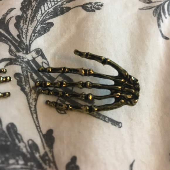 Skelton hands "Halloween all year" earrings - Picture 2 of 3