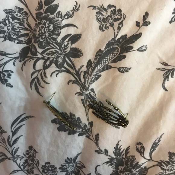 Skelton hands "Halloween all year" earrings - Picture 3 of 3