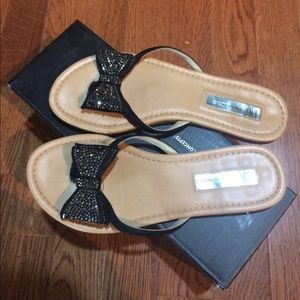 International concepts bow flip flops