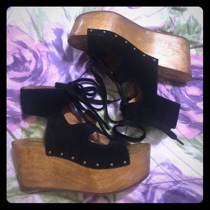 Shoelace gladiator thick wedge sandals.
