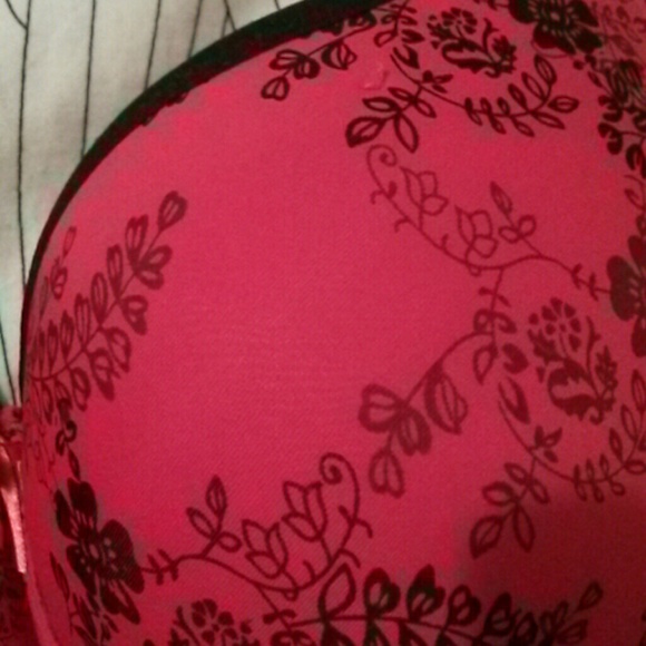 Red Bra - Picture 2 of 3