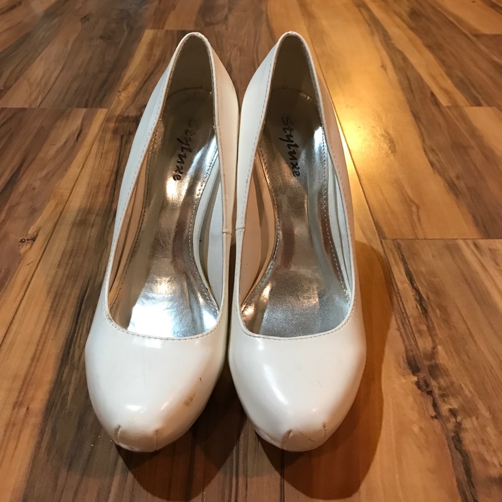 White Styluxe heels 7.5