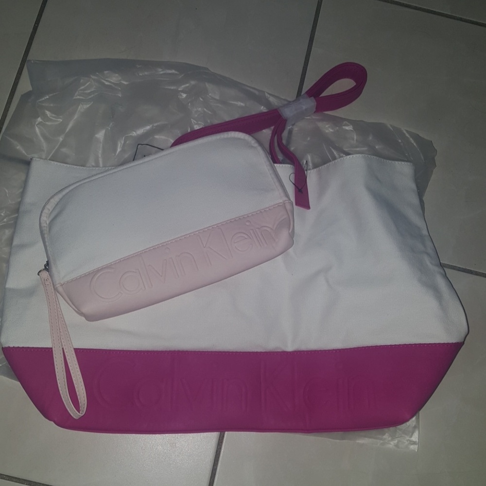 **SOLD**Calvin Klein tote and Wristlet!!