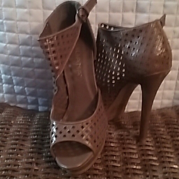 Shoes - Picture 3 of 4