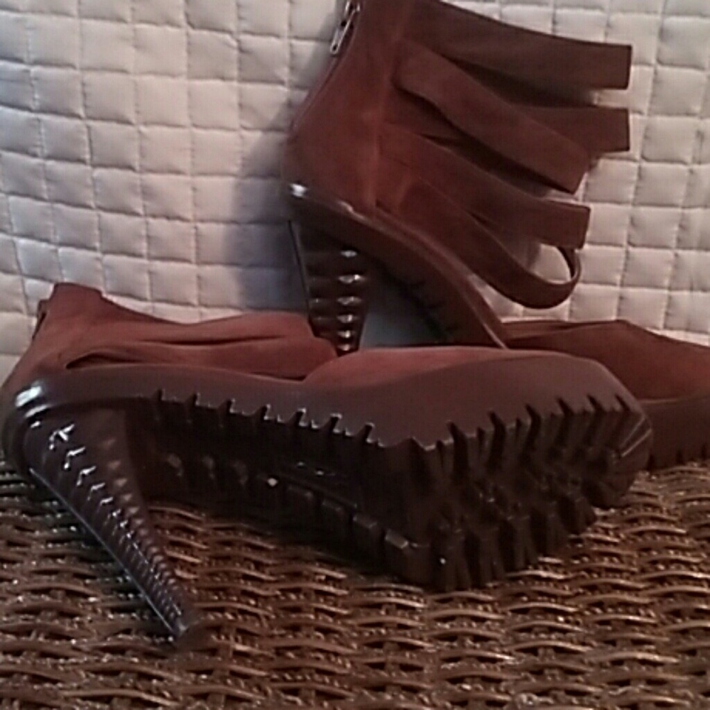 Shoes - Picture 2 of 4