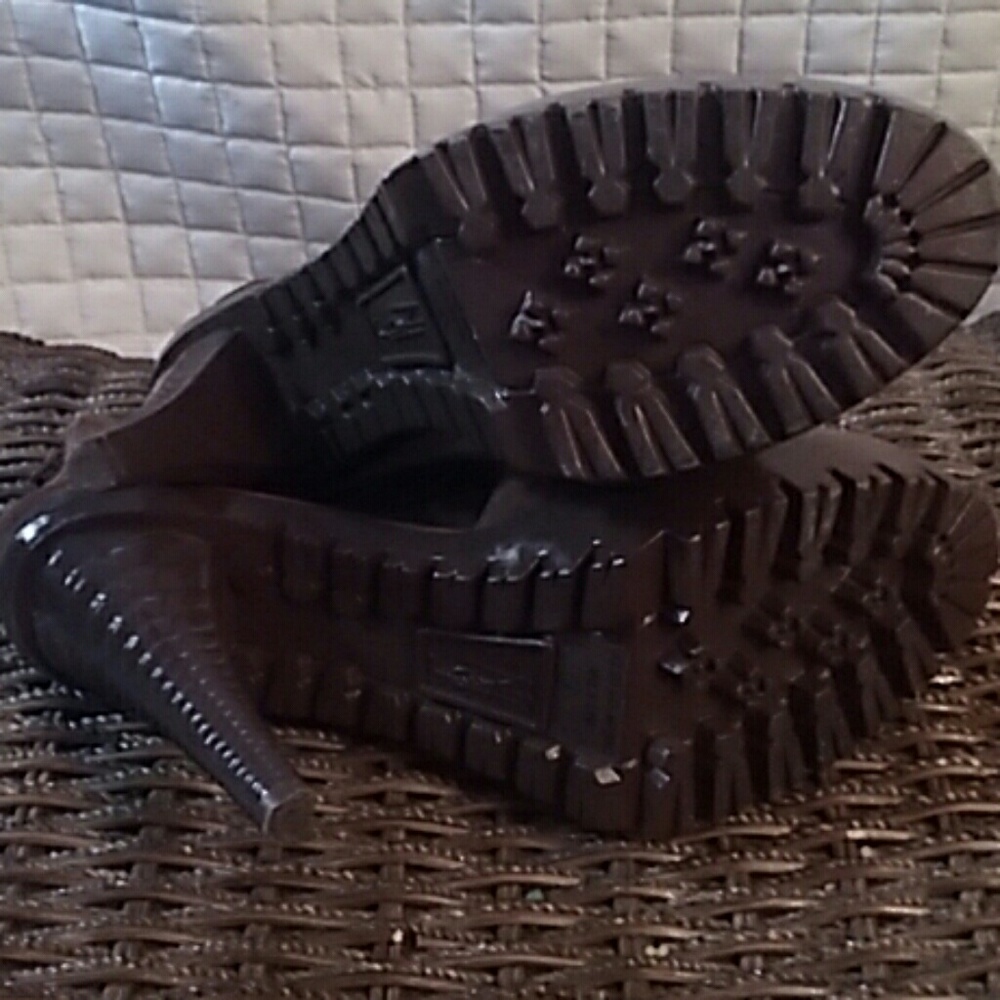 Shoes - Picture 3 of 4