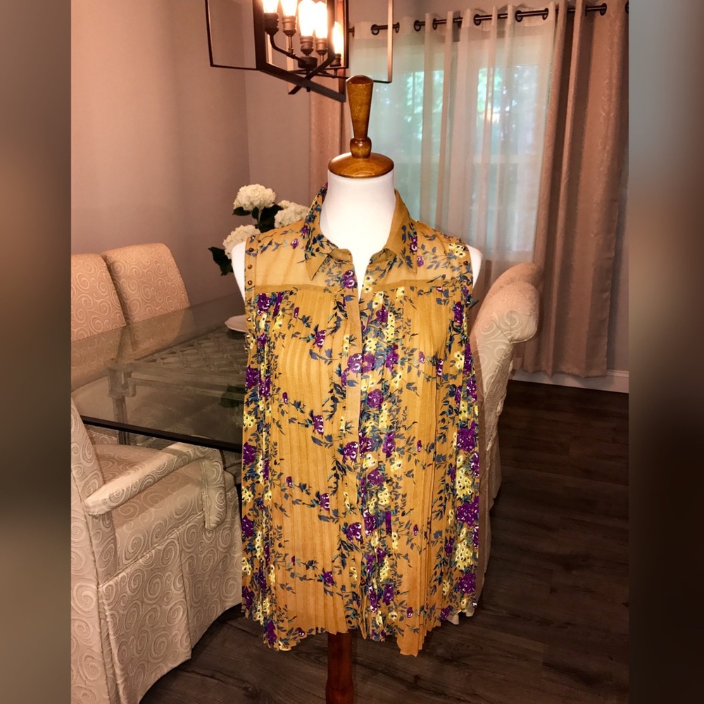Vintage chic boho! Sheer floral top... medium