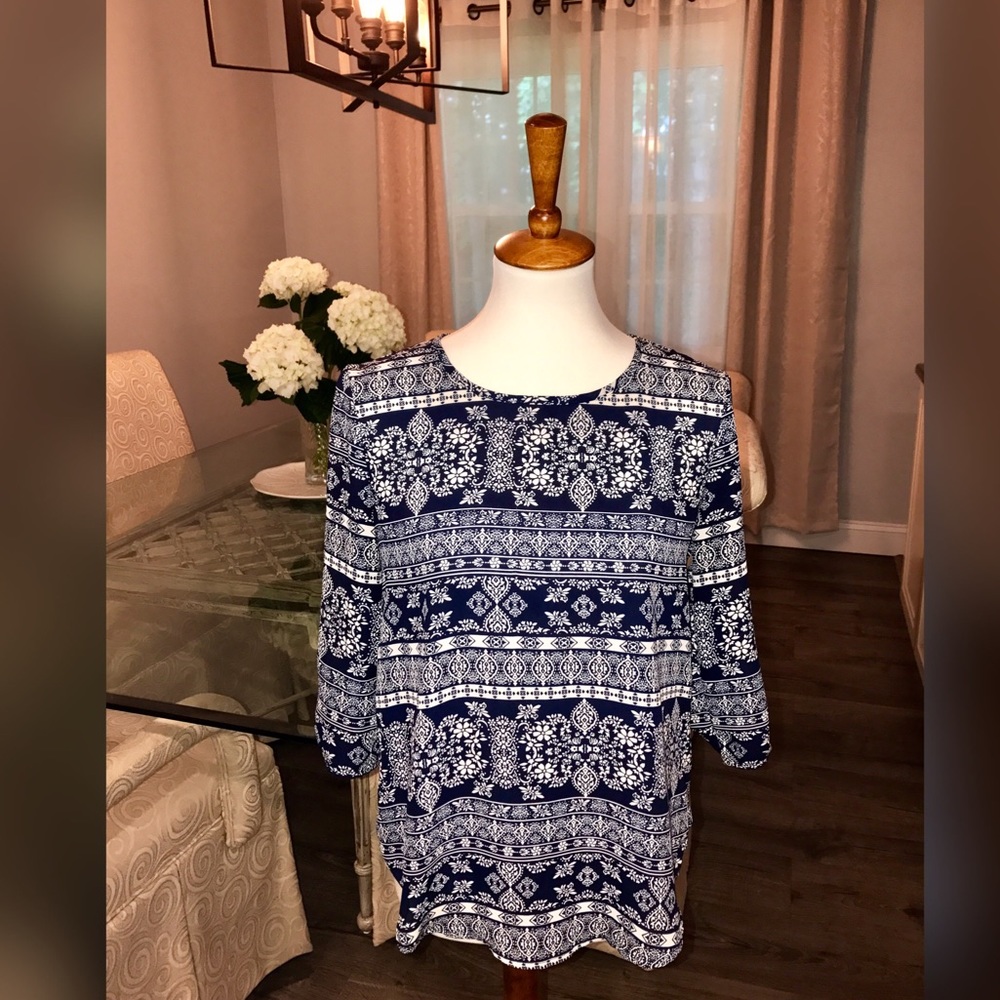 3/4 sleeve top. Size Medium. Must see!