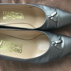 Ferragamo silver / pewter heels 8 wide beautiful!