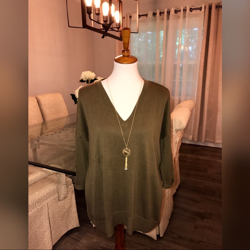 Michael Kors sweater top. Size L. Must have!