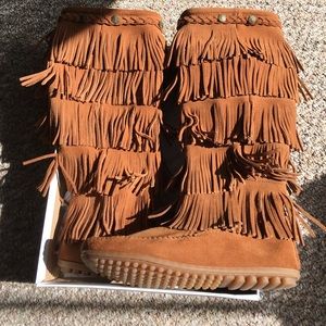 NEW Minnetonka 5 Fringe Moccasin Boots - Sz 8