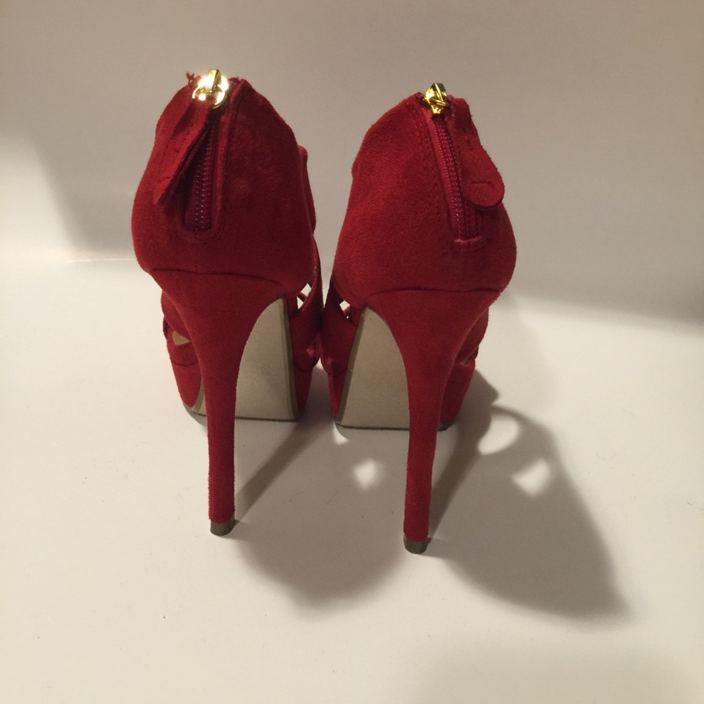 Red heels - Picture 2 of 2