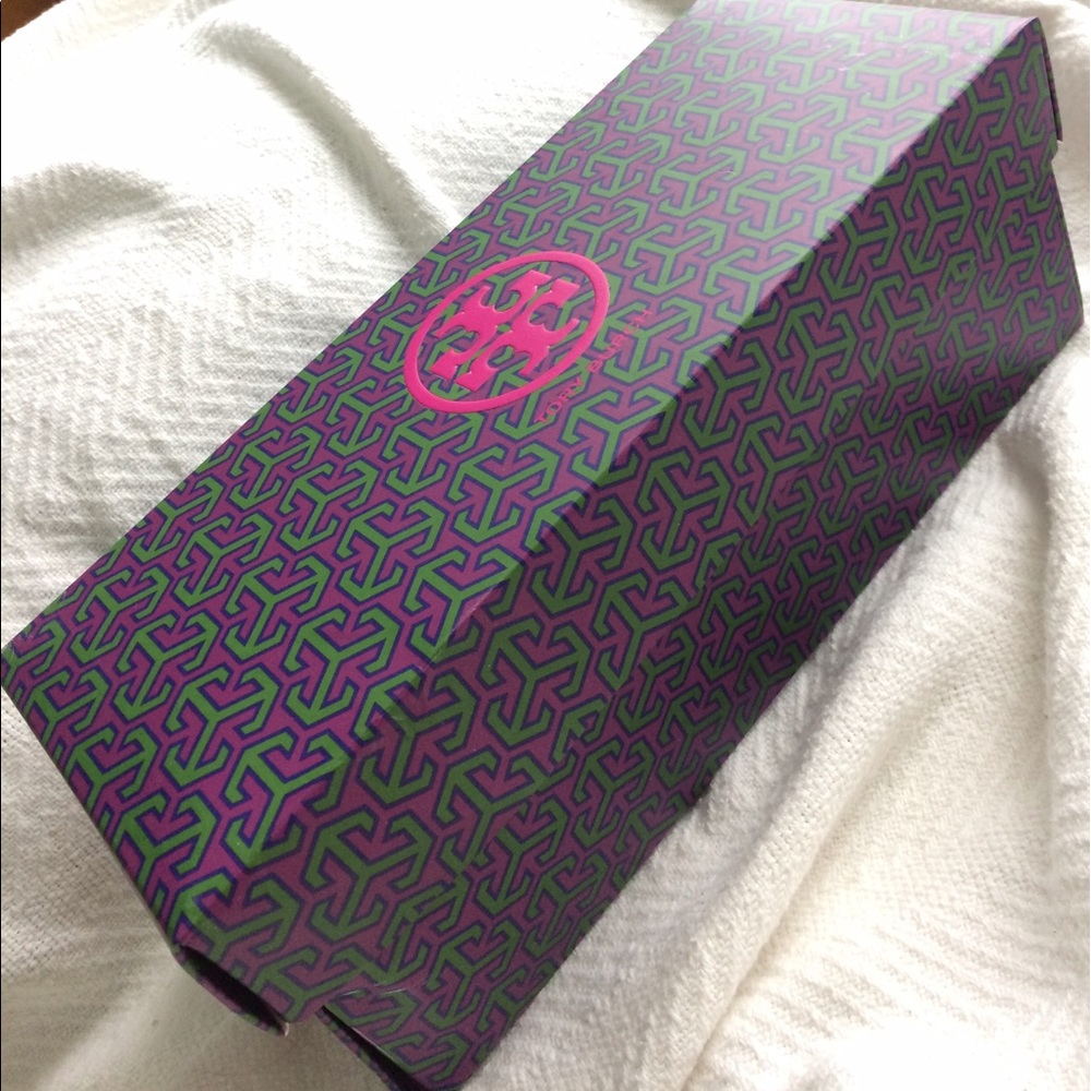 RECEIVE YOUR BUNDLES IN A PRETTY BOX!!