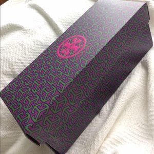 RECEIVE YOUR BUNDLES IN A PRETTY BOX!!