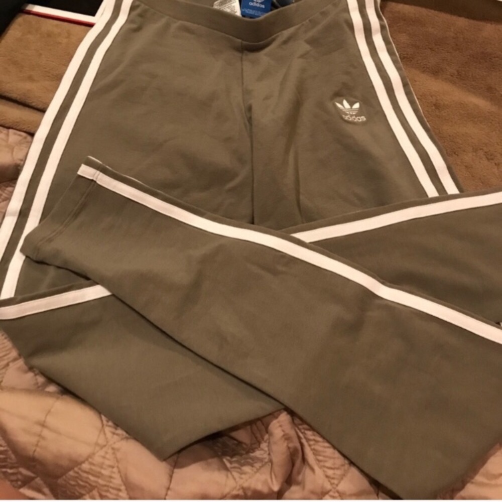 Brand new Adidas Originals leggings in Cargo - Picture 4 of 8