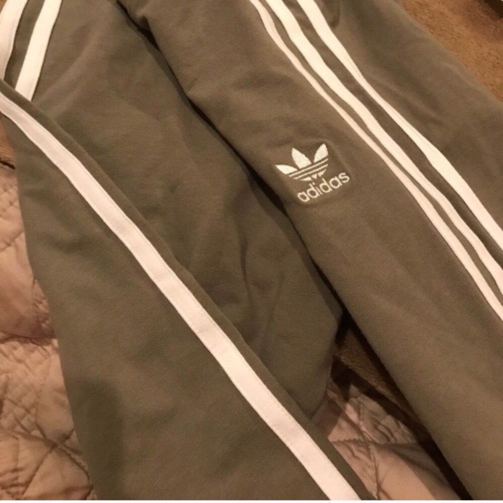 Brand new Adidas Originals leggings in Cargo - Picture 5 of 8