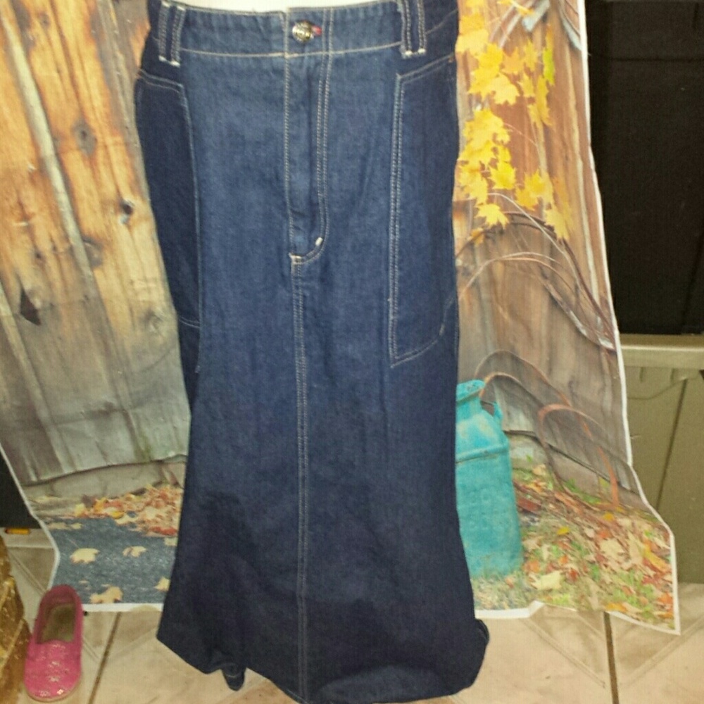 Ladies denim skirt size 18.