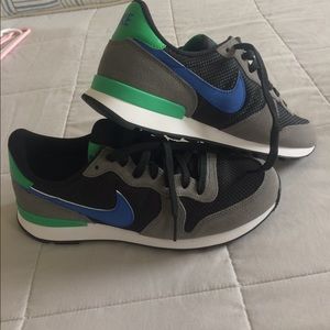 Nike sneakers brand new 9.5