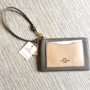 🆕 COACH colorblock wristlet