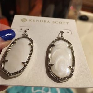 Kendra Scott Elle drop earrings😍