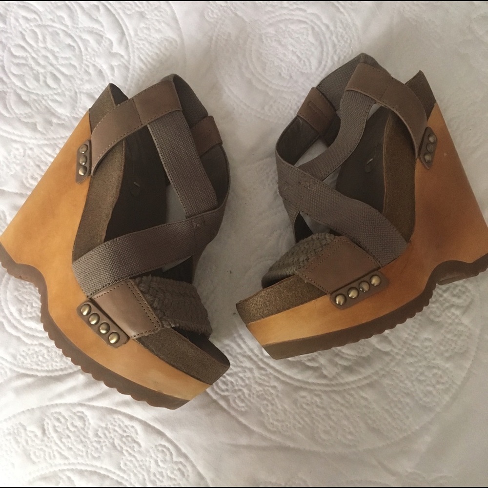 BCBG MAXAZRIA wedges