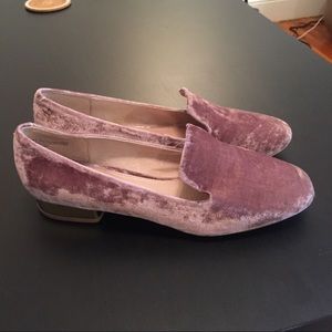 NEVER BEEN WORN Steve Madden pink velvet loafer.