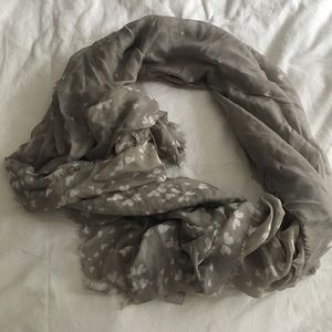 Tilo gray heart scarf