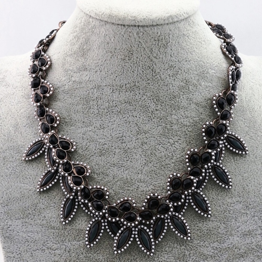 Black statement necklace - Picture 1 of 3