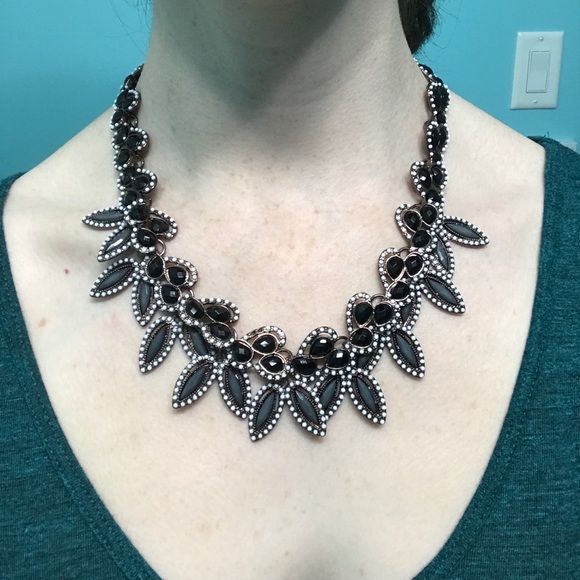 Black statement necklace - Picture 2 of 3