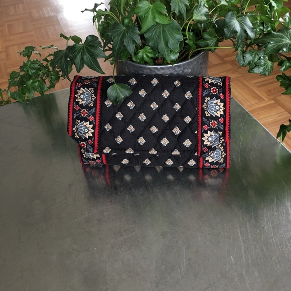 Retired VERA BRADLEY “Classic Black” WALLET - Picture 1 of 8