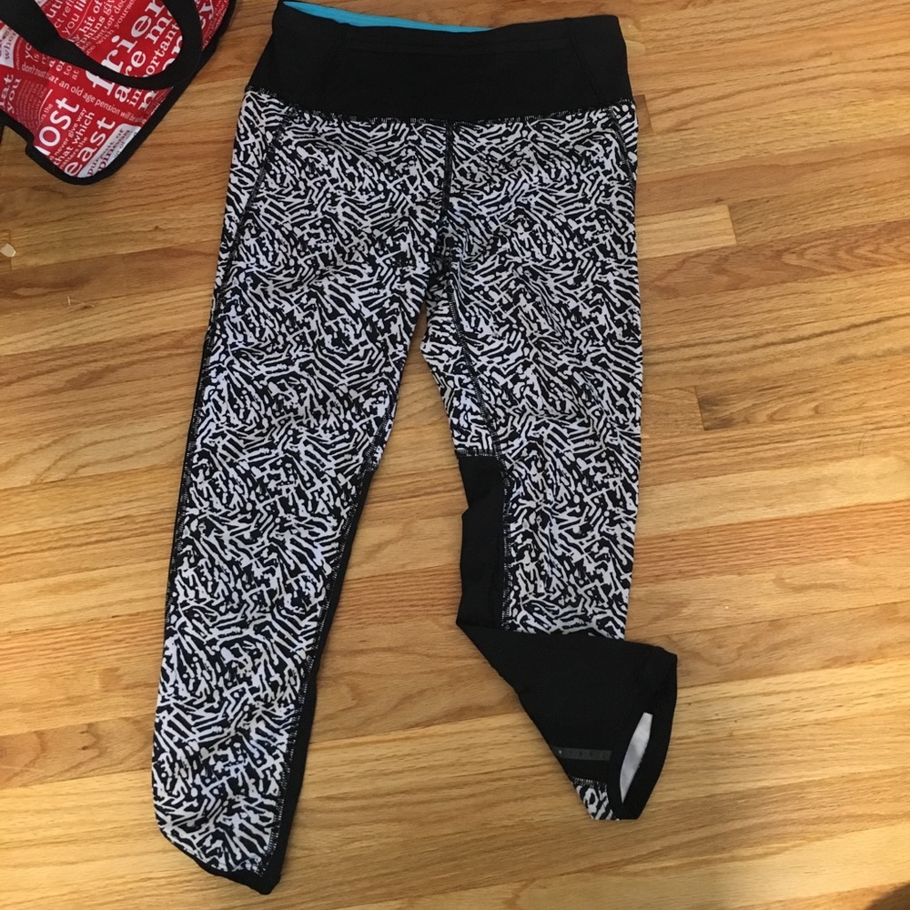 Lululemon black and white capris size 4