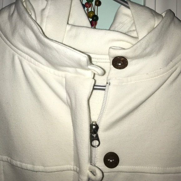 Beautiful white jacket - Picture 2 of 5