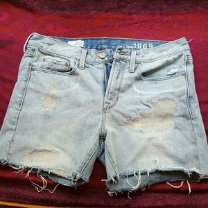 GAP "sexy boyfriend" cut off shorts