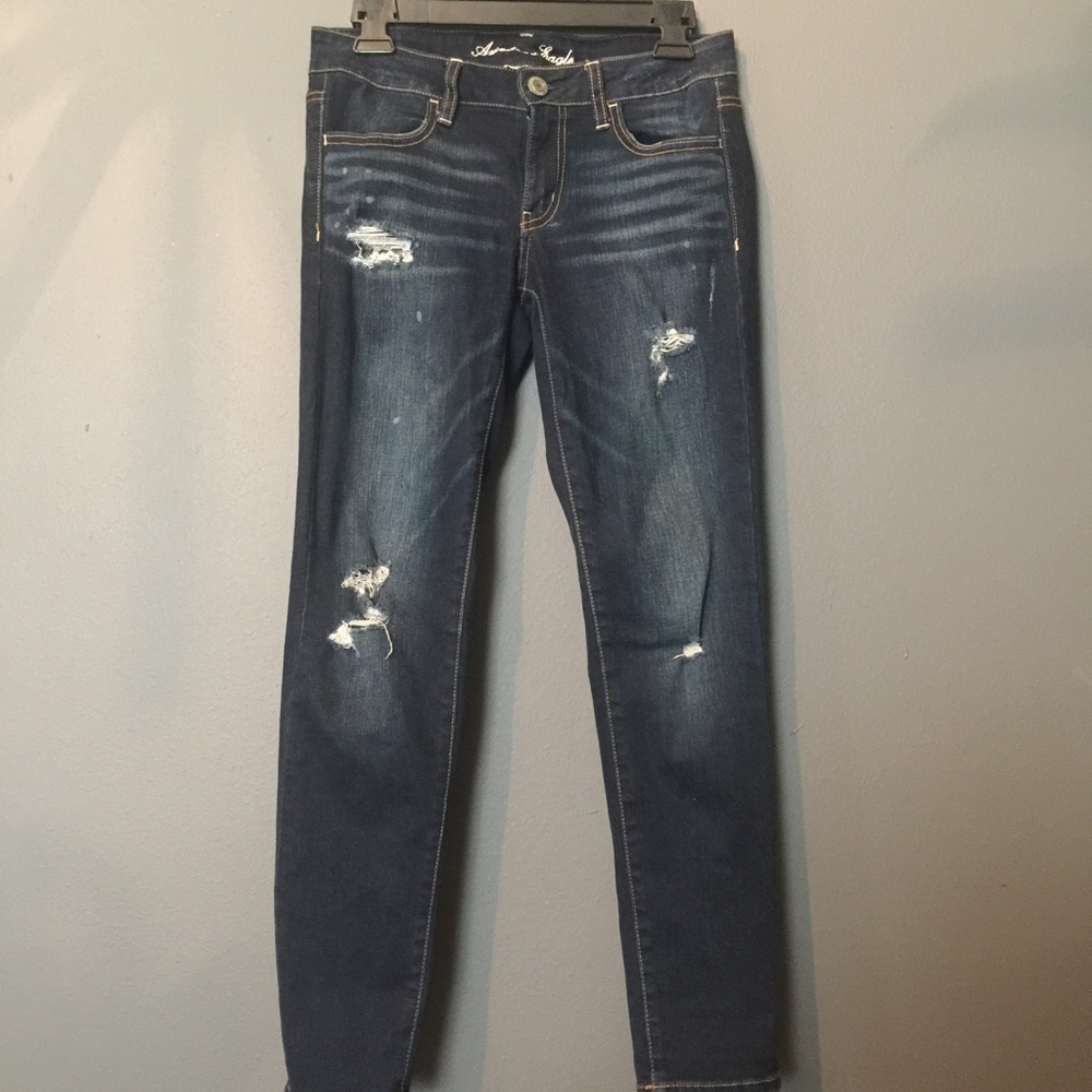 AMERICAN EAGLE RIPPED SKINNY JEANS