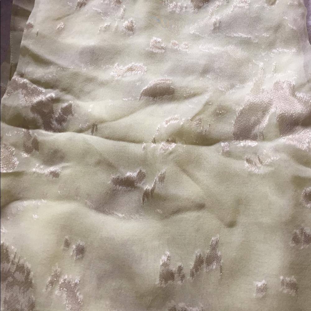 Long silk scarf in pale green with lurex thread