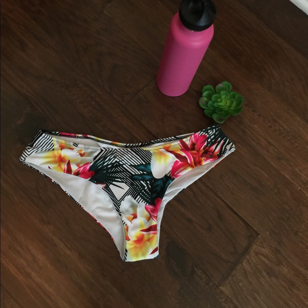 Cute Floral Bikini Bottoms, size medium